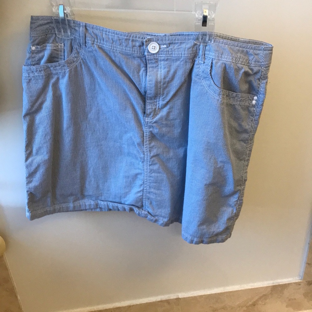 Stretchy blue and white seersucker like striped skort Croft and barrow size 16